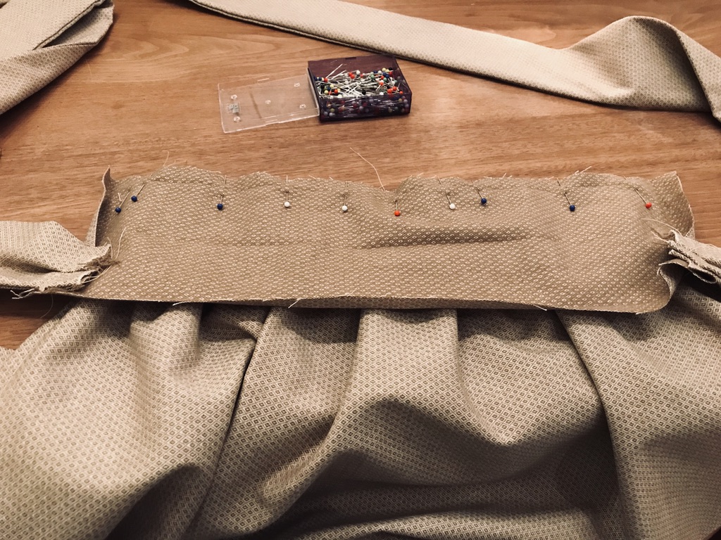 bund-an-dirndl-schuerze-gesteckt
