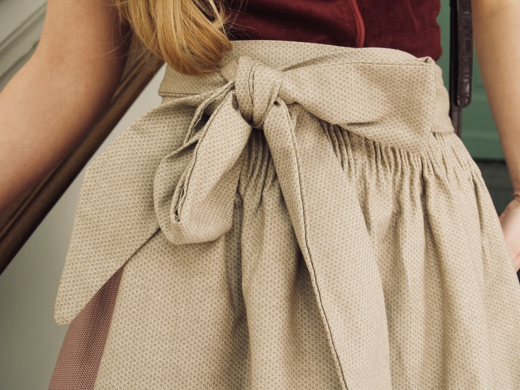 schleife-dirndl-schuerze