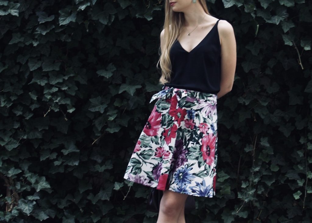 Upcycling-sommerkleid-rock-mit-blumen-vor-efeu