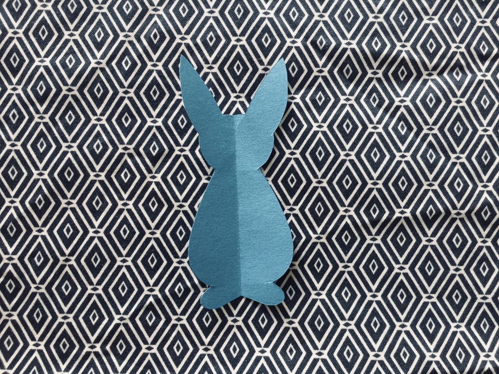 osterhase-aus-papier-auf-stoff