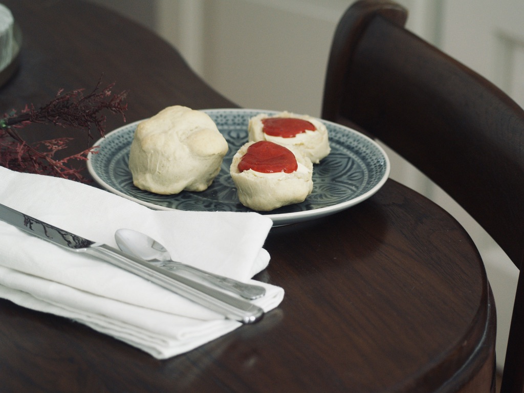 scones-mit-dinkelmehl-auf-teller