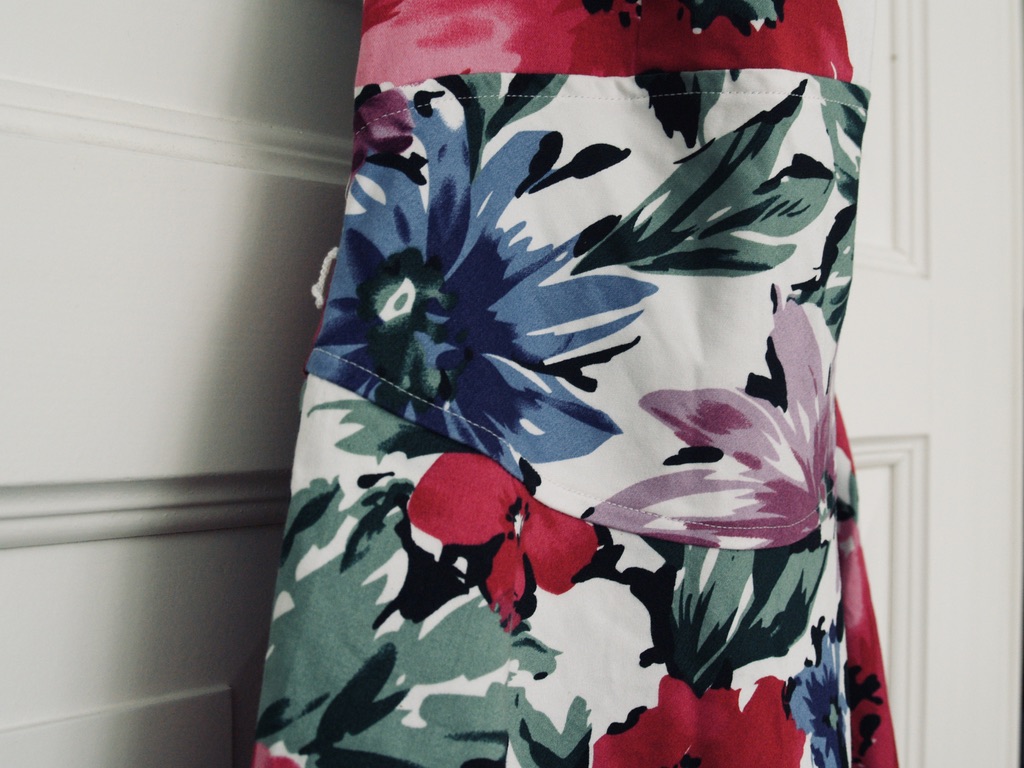 sommerkleid-mit-blumen-nahaufnahme
