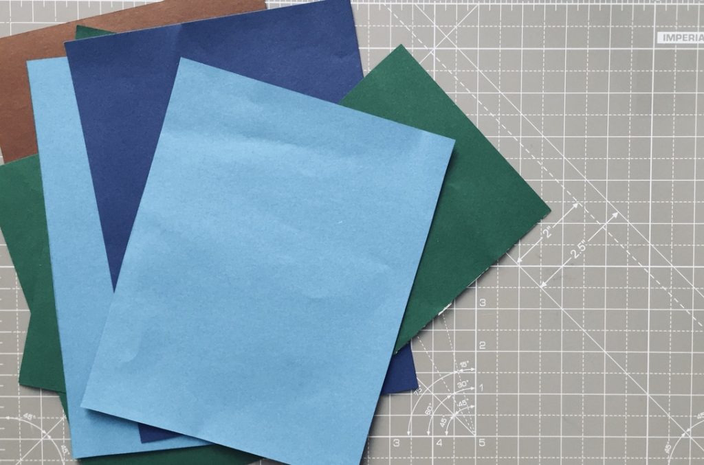tonpapier-liegt-auf-tisch-fuer-oster-karte