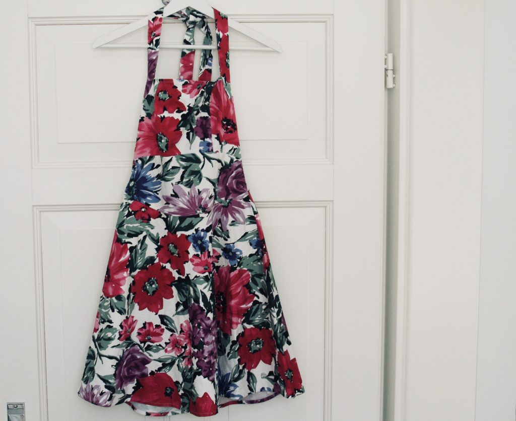 upcycling-sommerkleid-kleid-an-buegel