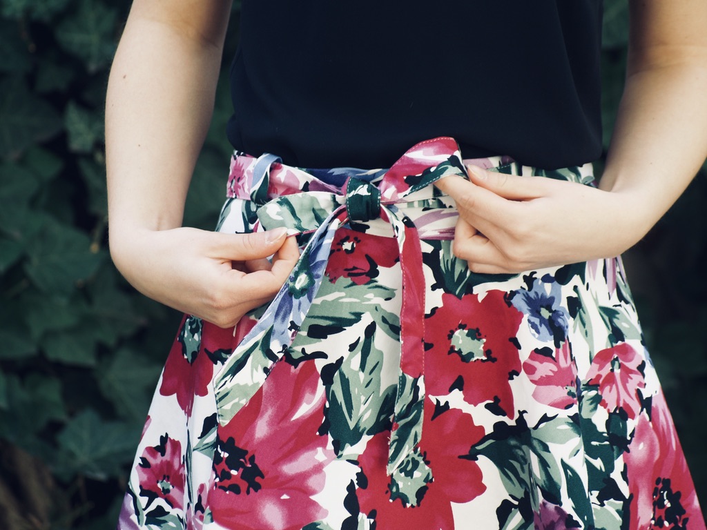 upcycling-sommerkleid-schleife-an-rock-binden
