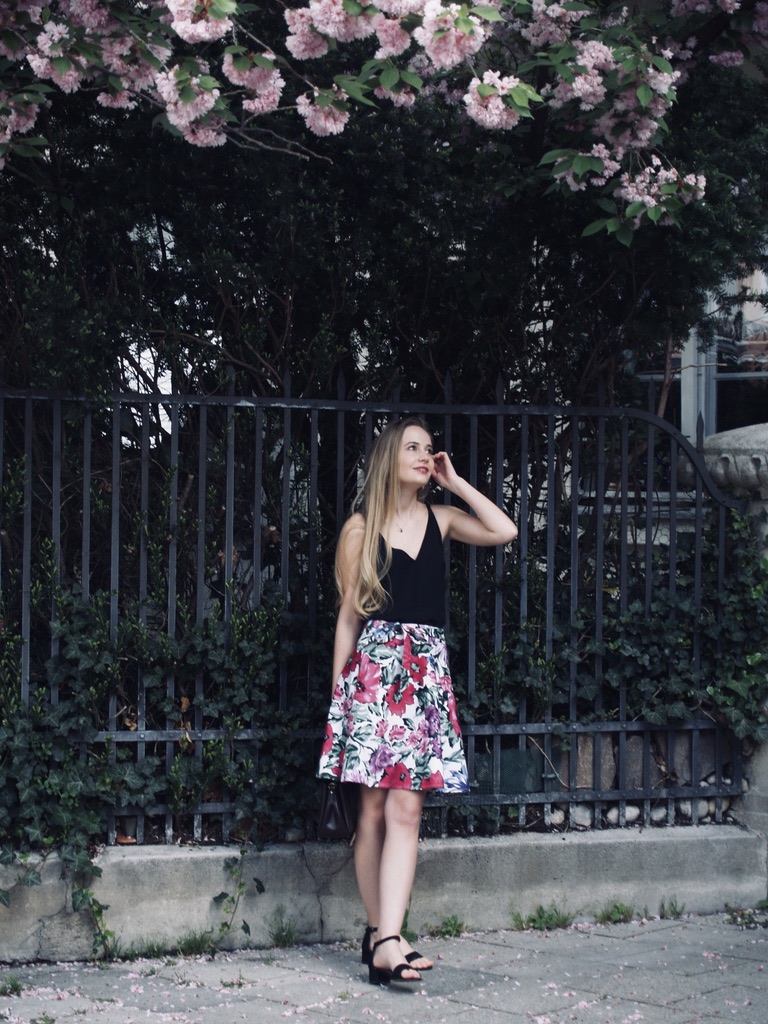 upcycling-sommerkleid-unter-bluehendem-baum