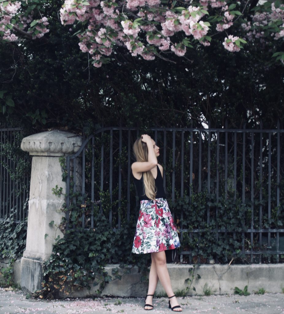 upcycling-sommerkleid-unter-rosa-baum-scaled