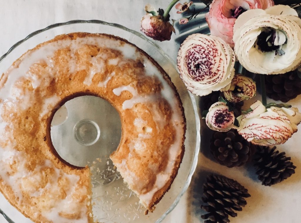 zitronenkuchen-mit-blumen
