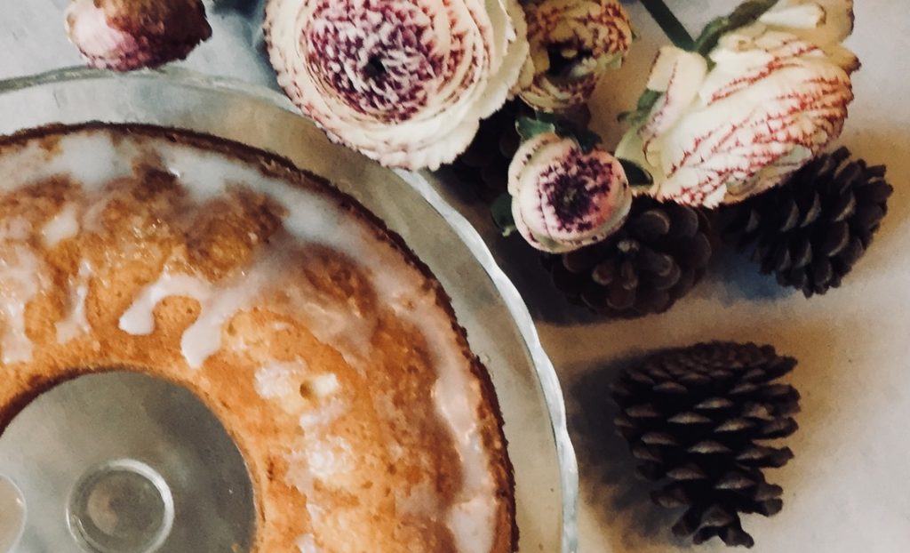 zitronenkuchen-mit-blumen-und-tannenzapfen
