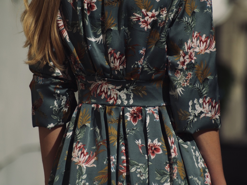 rueckenansicht-kleid-aus-georgette-mit-blumenranken